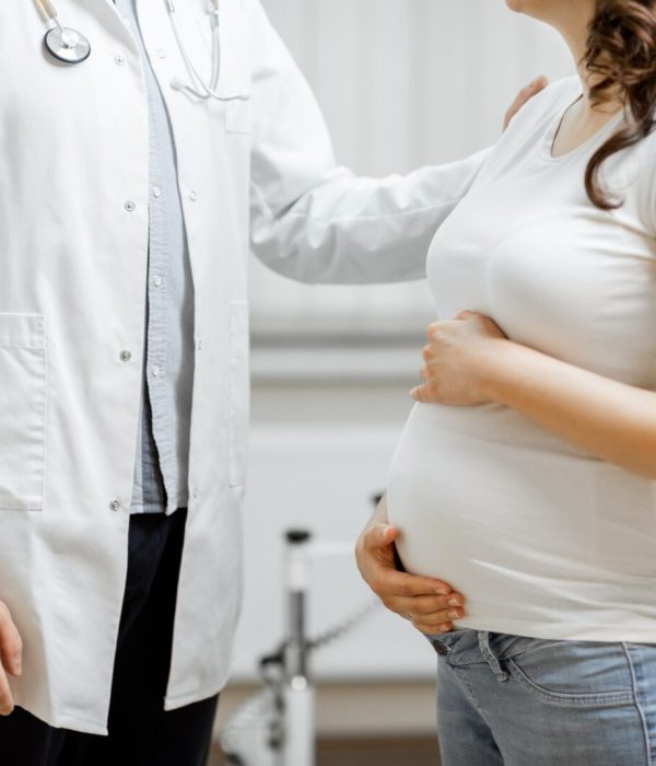 doctor-with-a-pregnant-woman-in-the-office.jpg